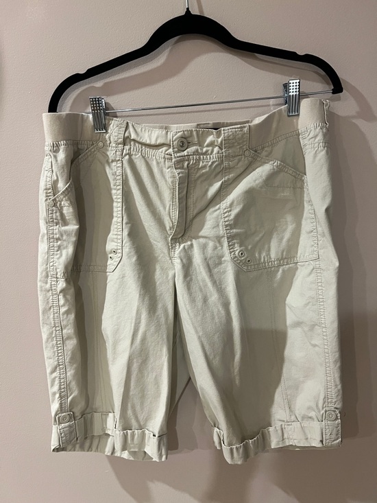 Gloria Vanderbilt Pants - Gloria Vanderbilt Cream Cargo Shorts with Cuffed Hem Elastic Waistband Size 12